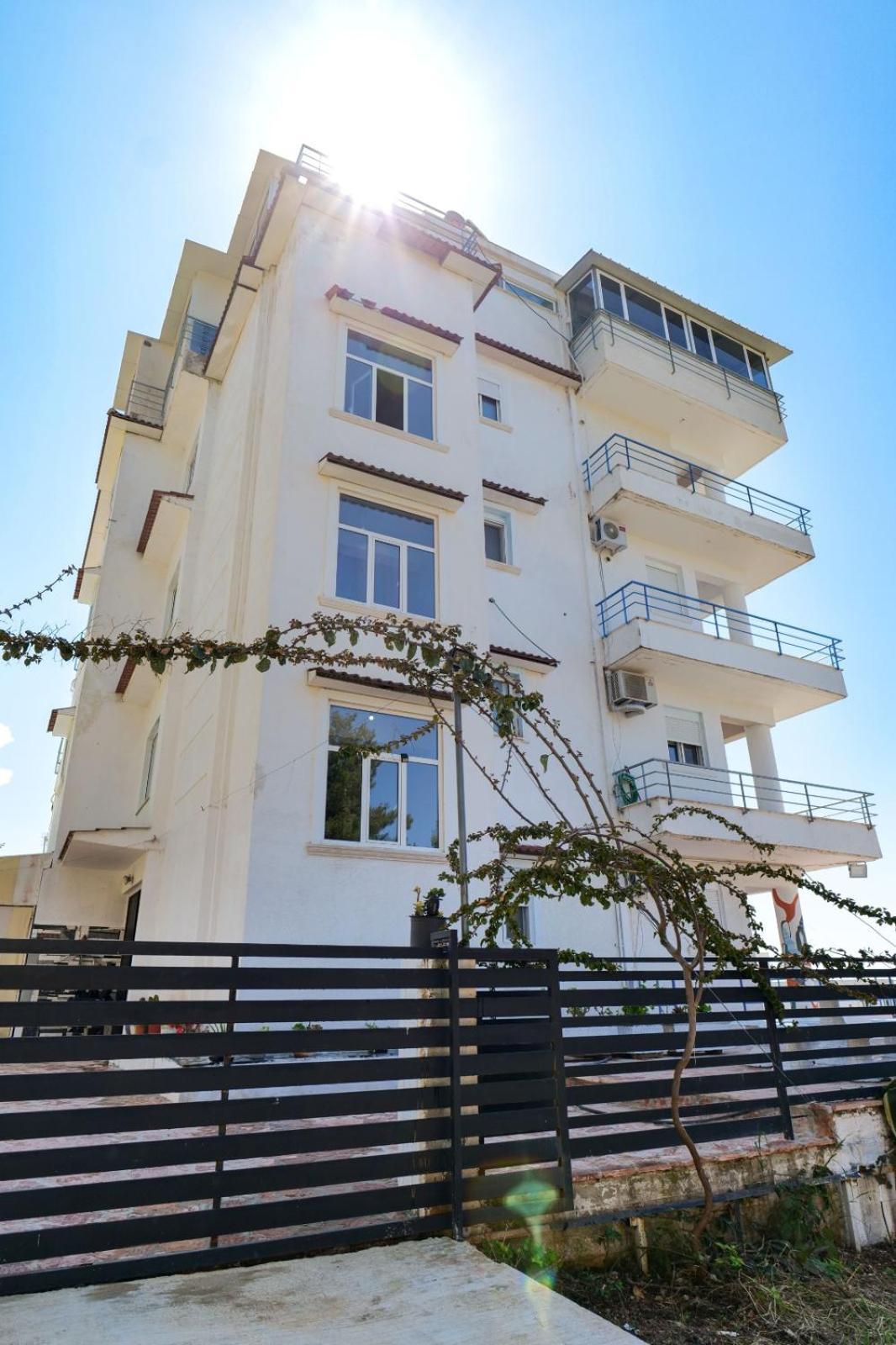 Hotel Leon Саранда Екстер'єр фото